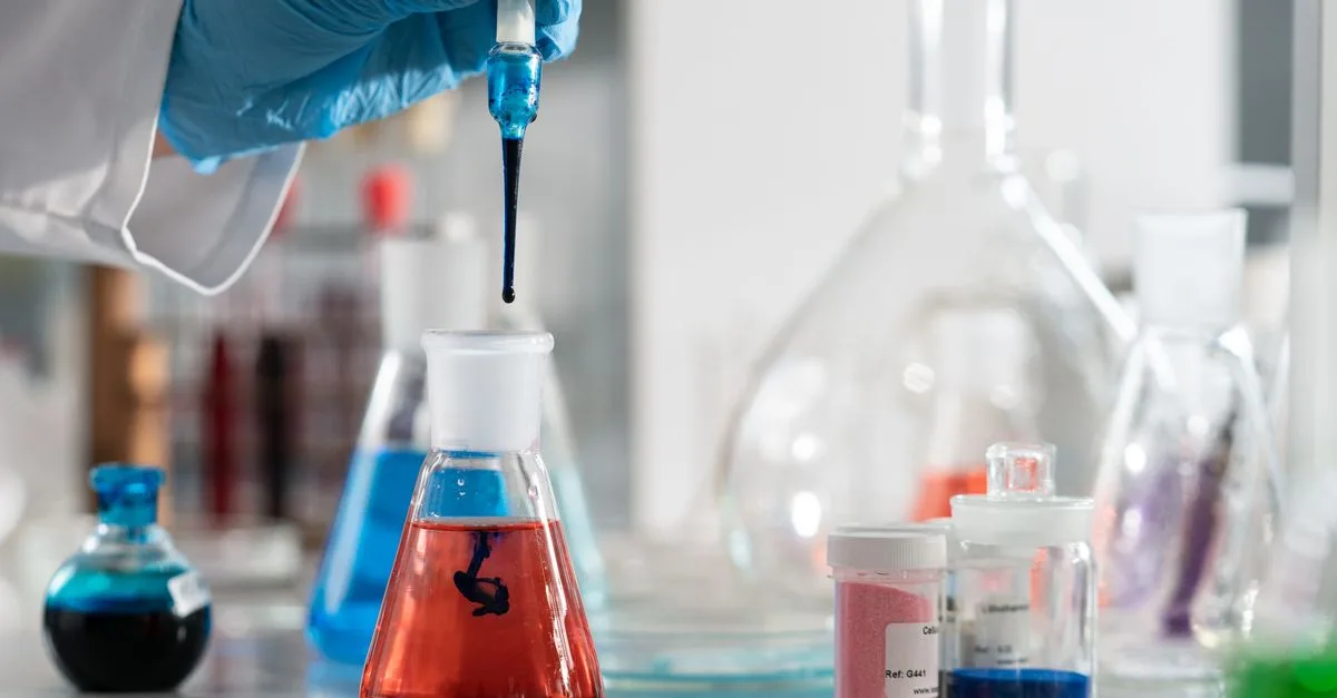 découvrez les risques chimiques et les mesures de prévention essentielles pour assurer la sécurité dans les environnements de travail et protéger la santé.