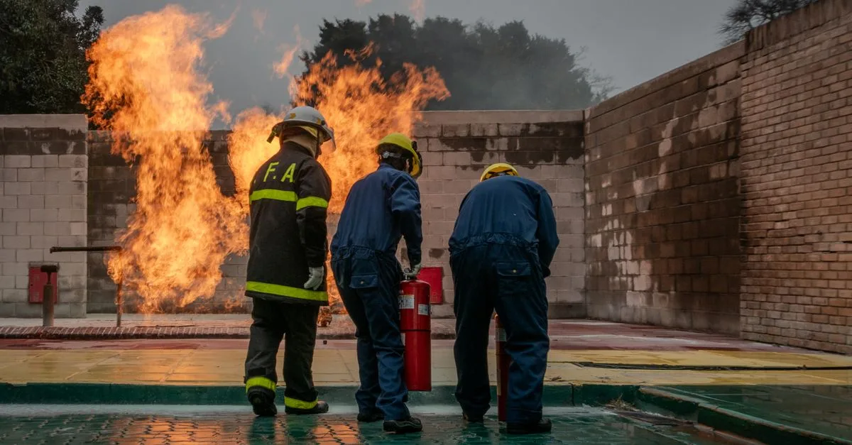 formation à la sécurité incendie : apprenez les gestes essentiels pour prévenir les incendies et réagir efficacement en cas d'urgence.