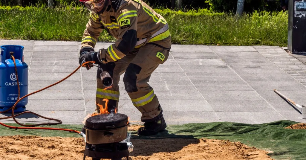 formation à la sécurité incendie : apprenez les gestes essentiels pour prévenir les risques d'incendie et réagir efficacement en cas d'urgence.