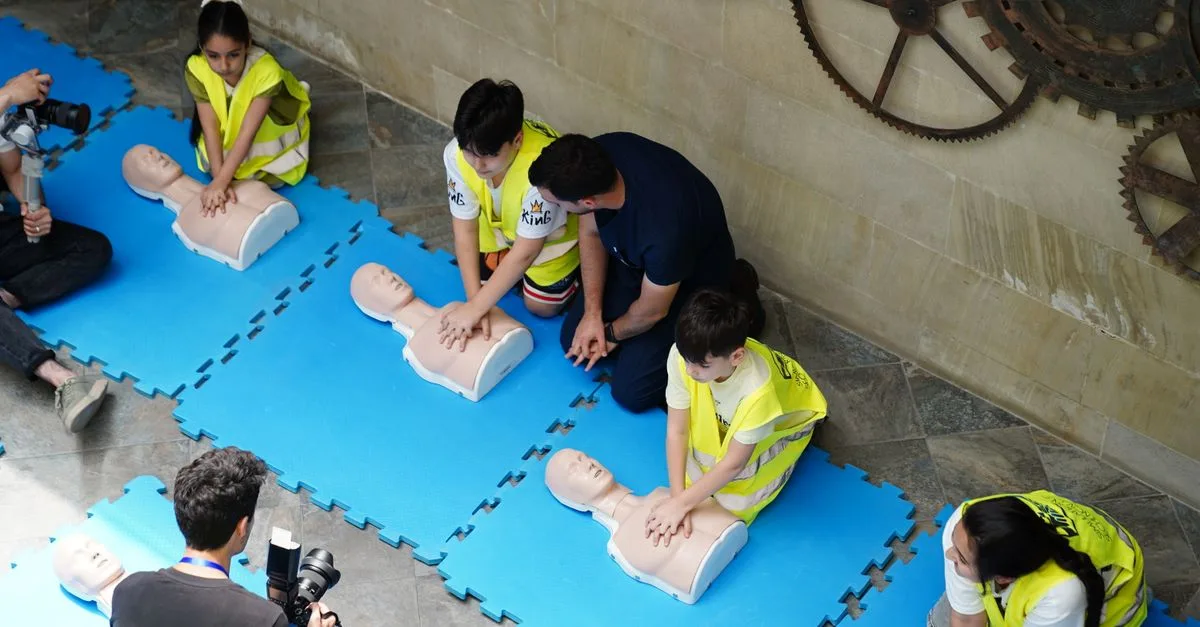 formation aux premiers secours : apprenez les gestes essentiels pour sauver des vies en cas d'urgence grâce à notre programme complet et accessible à tous.