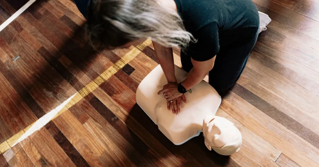 suivez une formation de premiers secours en ligne accessible et interactive pour apprendre à sauver des vies facilement depuis chez vous.