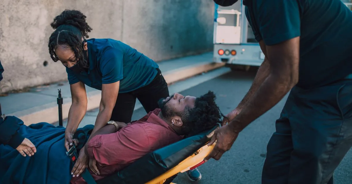 équipe de premiers secours : intervention rapide et efficace pour assurer la sécurité et le soin en cas d'urgence.