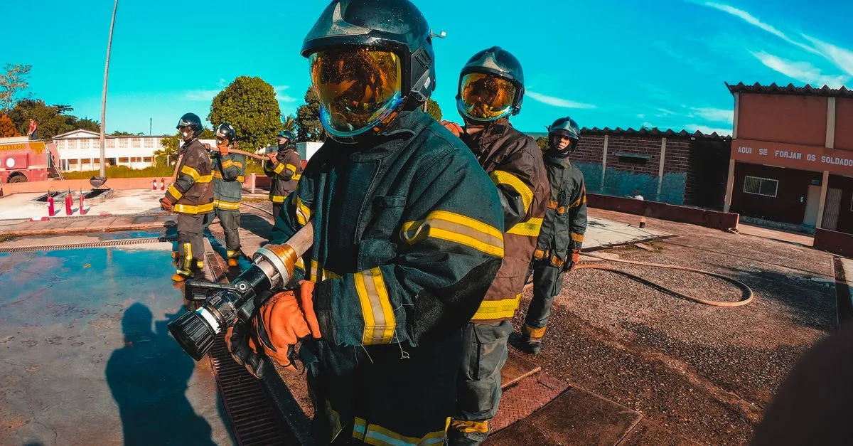 formation à l'utilisation des tuyaux d'incendie pour maîtriser la sécurité incendie et intervenir efficacement en cas d'urgence.
