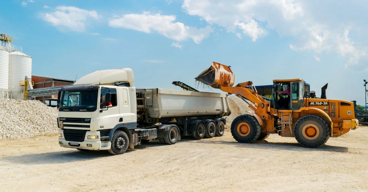 formez-vous à la conduite d’une grue de chargement : maîtrisez les règles de sécurité, les manœuvres et les bonnes pratiques professionnelles.