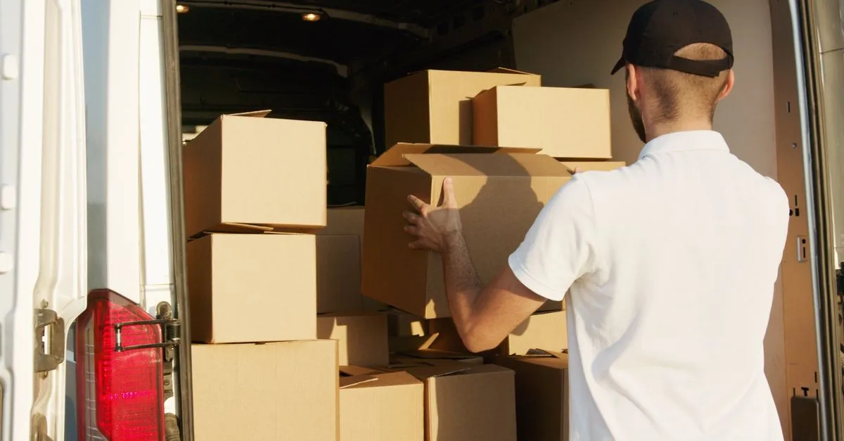 découvrez notre formation à la manutention manuelle : adoptez les bons gestes et postures pour prévenir les blessures et travailler en toute sécurité.