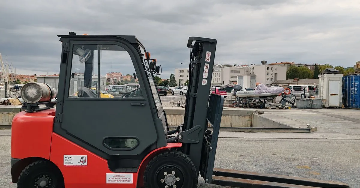 découvrez la formation r482 catégorie f pour conduire en sécurité un chariot élévateur tout-terrain et maîtriser les règles de conduite et de manutention.