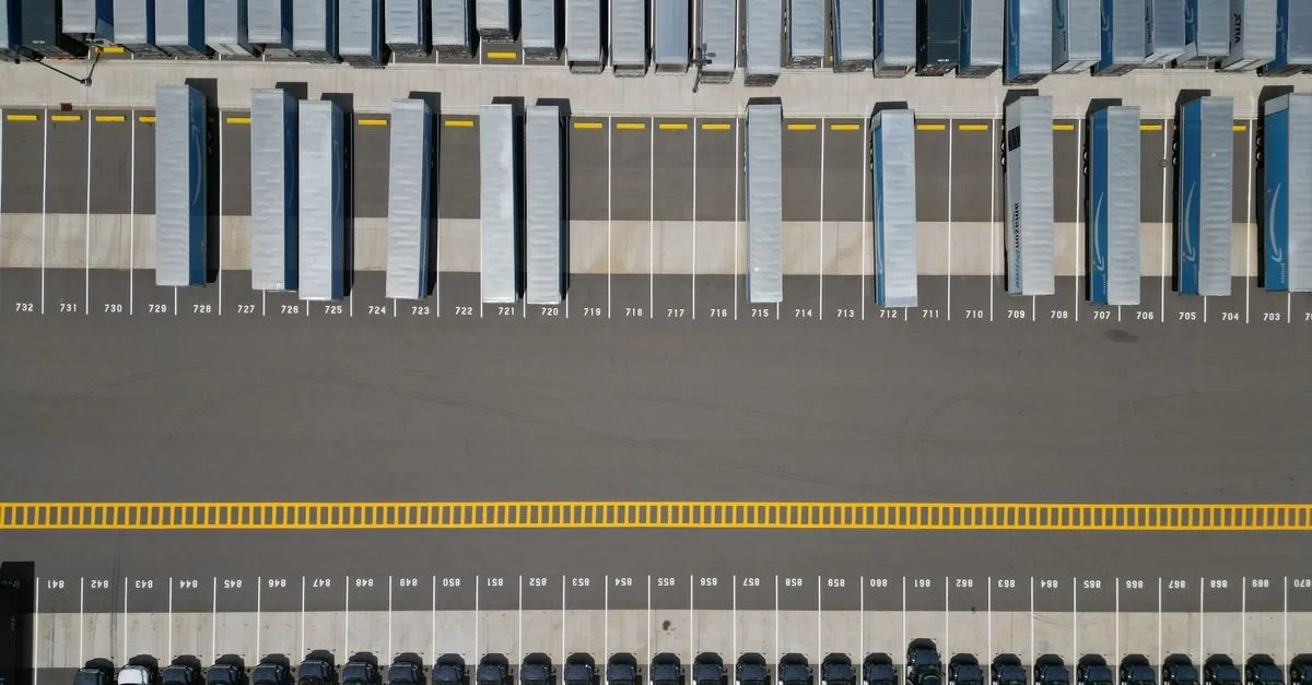 découvrez le reach truck, ou chariot à mât rétractable : une solution idéale pour déplacer et stocker des marchandises dans les allées étroites des entrepôts.