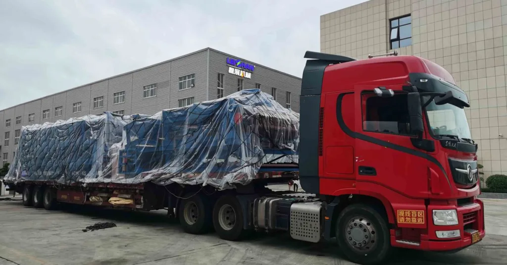 découvrez le reach truck, un chariot élévateur à mât rétractable idéal pour déplacer et stocker des charges en hauteur dans les allées étroites.