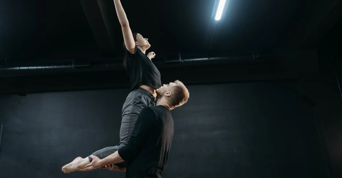 découvrez des exercices pratiques pour apprendre à manœuvrer une nacelle à mât vertical en toute sécurité et gagner en confiance.
